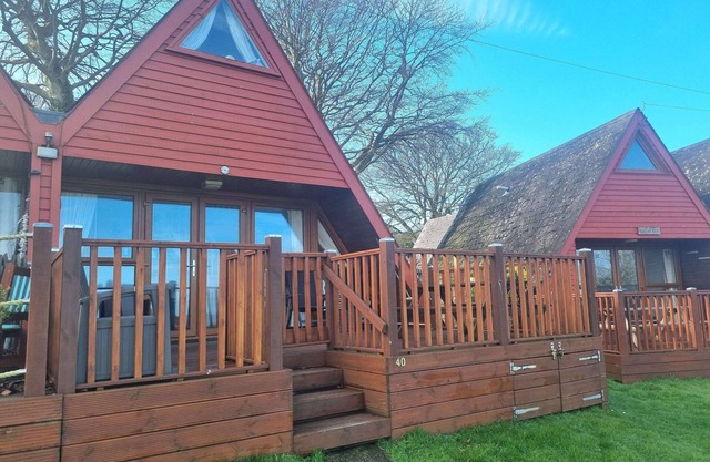 SEA VIEWS at Coastal chalet in Kingsdown Park with pool & tennis court onsite.