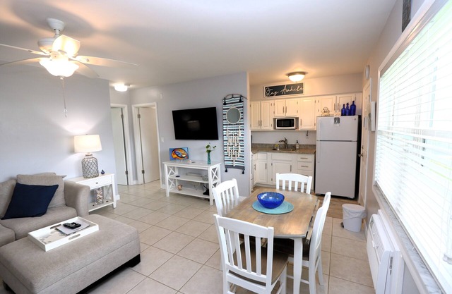 Seabreeze-1 bedroom condo-close to the beach