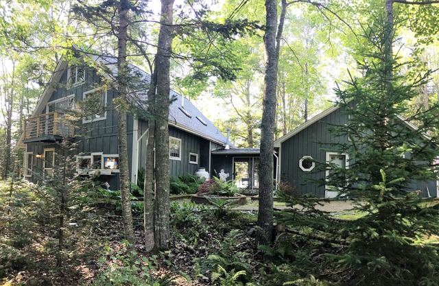 Seabreeze Cottage - A Seaside Beachfront Retreat.