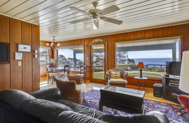 Seacliff Rose on Bluff: Oceanfront Retreat, Panoramic Views, Pet-Friendly