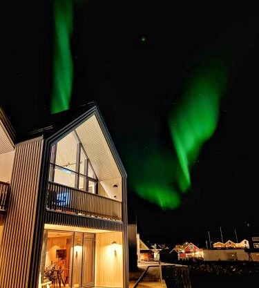 Seafront apartment Henningsvær