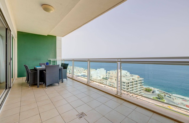 Seafront Luxury w/Pool, Upmarket Area