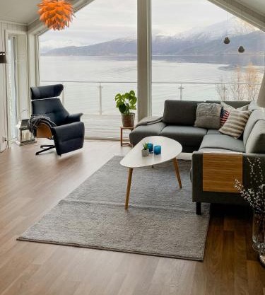 Seafront Retreat With Panoramic Mountain Views