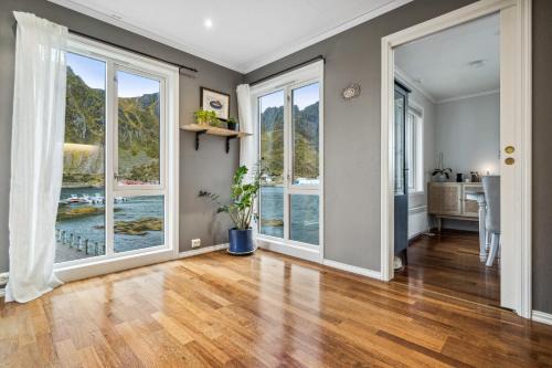 Seahouse Apartment with amazing views!