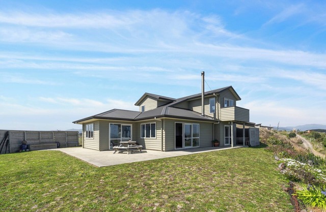 Seamless Serenity : Modern House in Nature's Lap