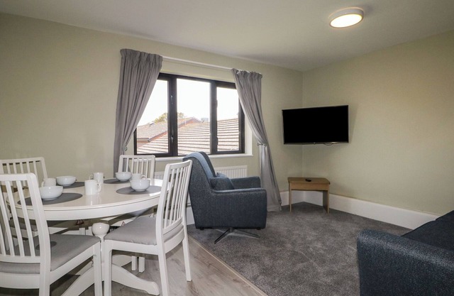 SEASHELL SUITE AT MARINE COURT, family friendly in Littlehampton