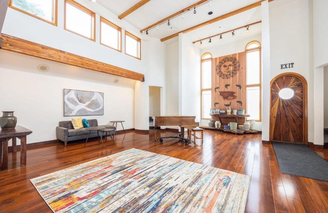 Seaside Art Gallery Loft Inspire Your Creativity with Breathtaking Views!