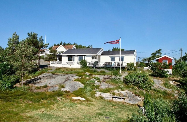 Seaside cabin with terrace and ocean view