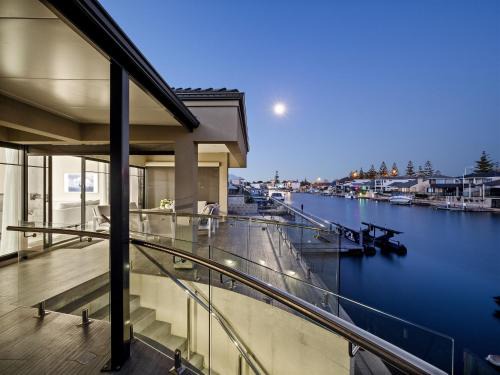 Seaside Canal Home-spacious Family Retreat Jetty