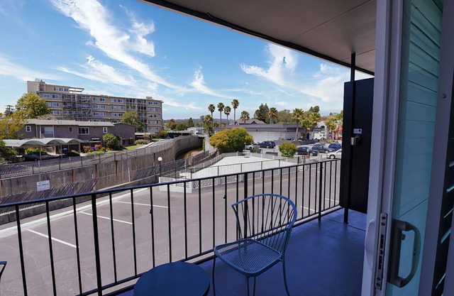 Seaside Inn & Suites