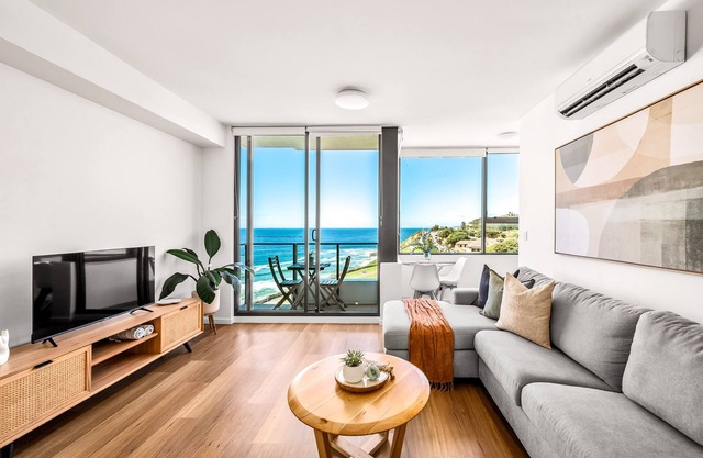 Seaside Luxe - Elevated Ocean Views - Walk to CBD