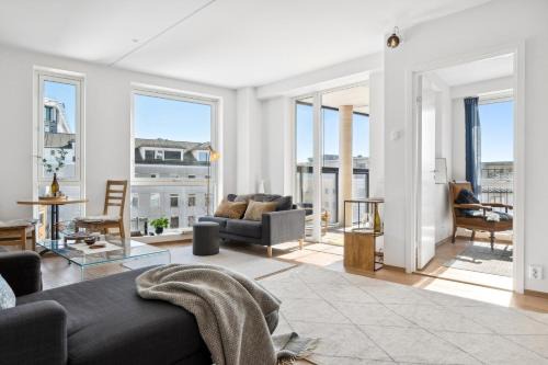 Seaside Promenade Strolls from a 2BR Downtown Home