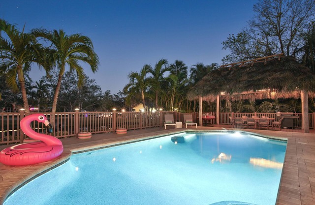 Seaside Sanctuary - 10 min to the beach, heated pool, water view, billiards