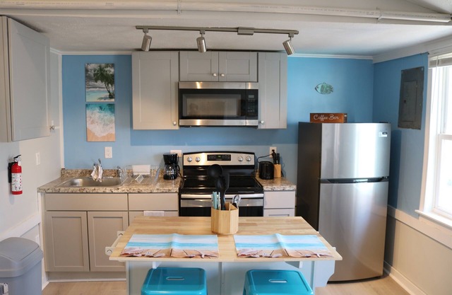 Seaside Social - Steps to Wally's, Goat, L Street