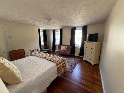 Seaside Stay in Historic Warren