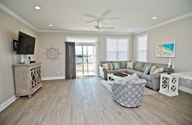 Seaside Villas, 3 story, elevator, garage, 4 bedrooms, 3.5 bath. Sleeps 8-10