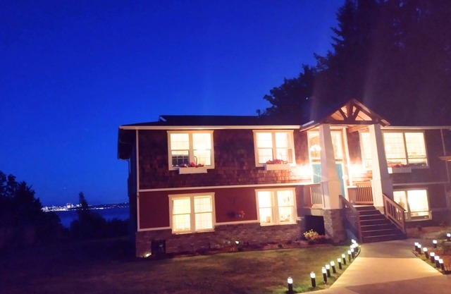 Seattle Sound Views/Hot Tub/Sleeps 10