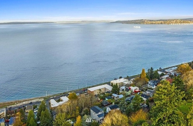 Seattle Vacation Home: Alki Beach House. Central Air Conditioning!