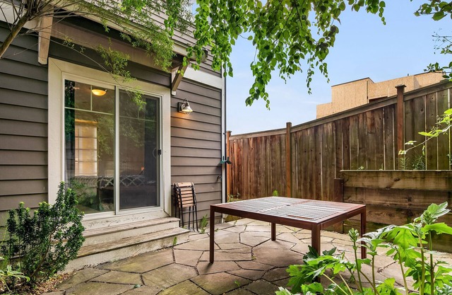 Seattle Vacation Home: The Library - 4 bedroom house, great location, sleeps 12