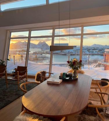 Seaview and private roof top terrace with jacuzzi in Lofoten