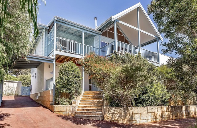 Seaview in Old Dunsborough: ocean views and pet friendly