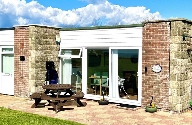 SEAVIEW self-catering coastal bungalow in rural West Wight