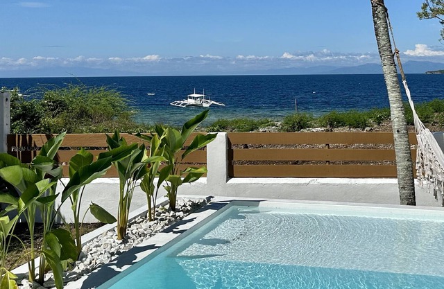 Seaview Villa w/breakfast. Convenient location. Private dipping pool.