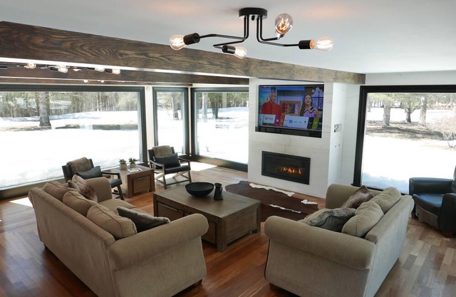 SECLUDED 4 STAR TREMBLANT CHALET SLEEPS 18 / 230 ACRES 2 PRIVATE LAKES