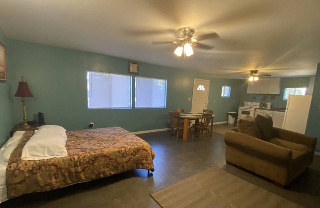 Secluded Cabin #2 in the Woods Close to Everything