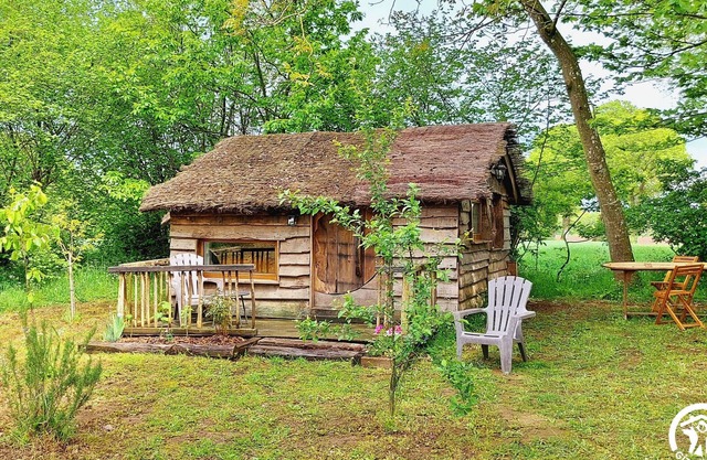 Secluded Cabin for 2 in Nature with Shared Kitchen & Games, Near Mayenne