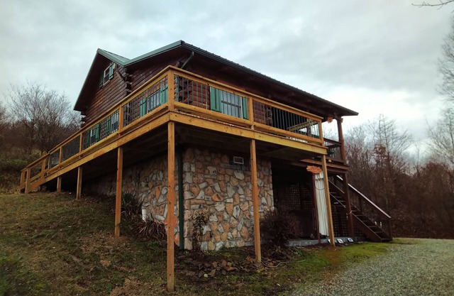 Secluded Cabin on the Hill at Laurel Springs Farm in the Hocking Hills