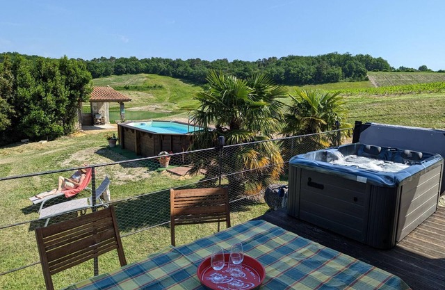 Secluded house with private pool and spa, Charente