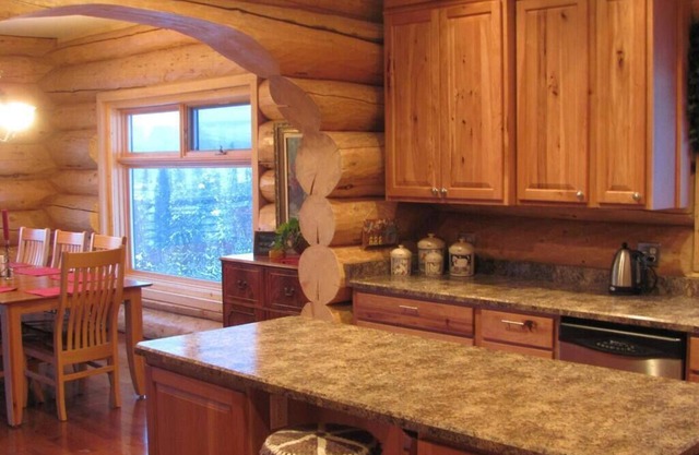 Secluded Log Home with Mountain View
