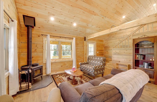 Secluded Mtn-View Cabin 16 Mi to Swan Lake!