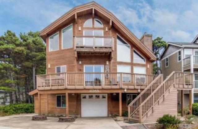 Seconds from the Beach, Spaciously Updated, Private Hot Tub, Perfect for Family