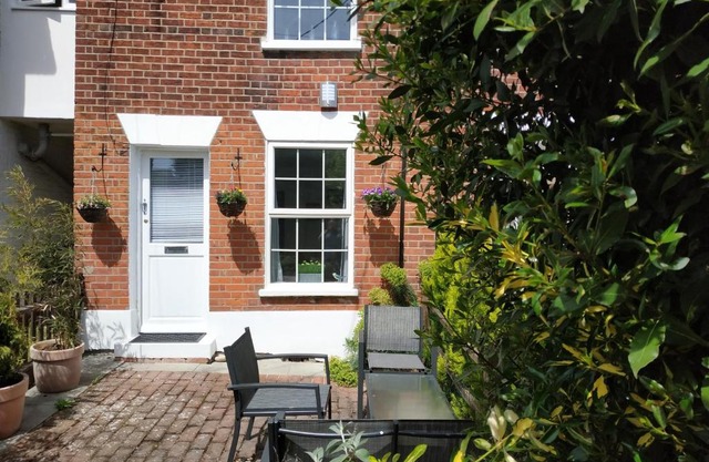 Secret Cottage, Wivenhoe - Charming, Cosy, Convenient & Quiet, 2 x Double Bed Period Cottage PLUS Patio - 6 min walk train, 2 min walk High Street Pubs, Restaurants, Shops