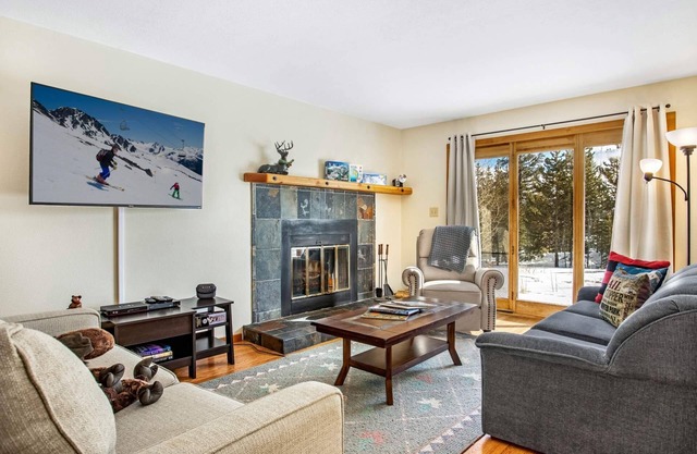 See Fall’s Changing Colors! Relax with Mountain Views, Pool, Hot Tub, Sauna & Ski Resorts Nearby