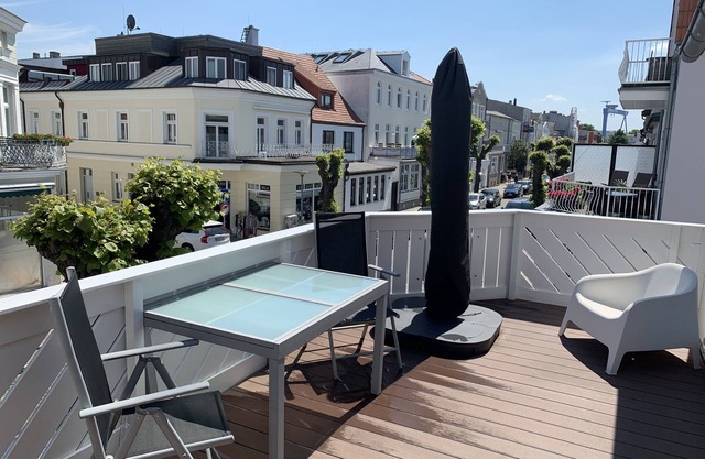 "Seelenstreichler" - 54 sqm with large sunny balcony and wood-burning fireplace - central