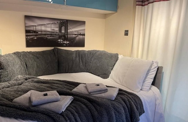 Self-contained studio annex - loft bed for 8-16yrs