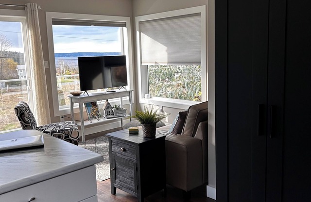 Self contained suite, all you will need for your stay in Oceanside Chemainus.nn