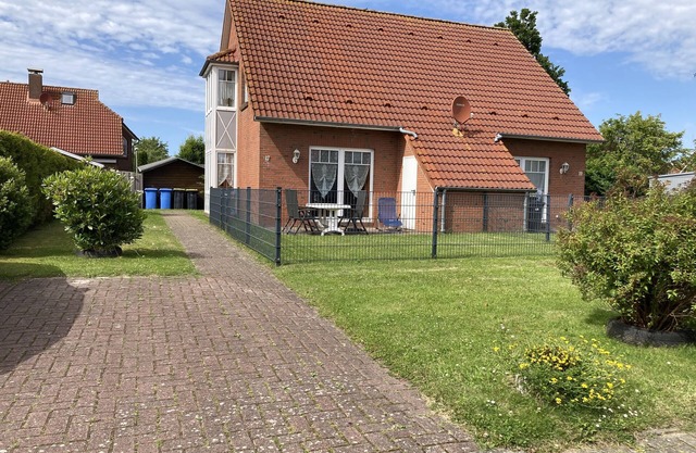 Semi-detached buccaneers in the coastal resort Neßmersiel