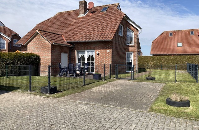 Semi-detached house near the dike and at the end of the cul-de-sac!