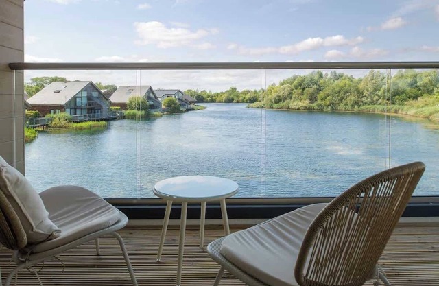 Serendipity | Cotswold Lakehouse | Hot Tub & Kayak