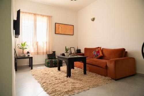 Serene 2 BR Apt Steps from Parks & Casa Finance City