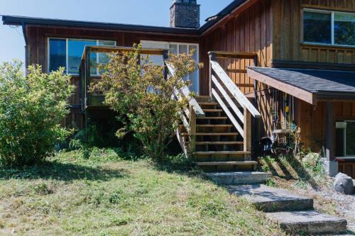Serene 3BR Cabin on 8 Acre Farm