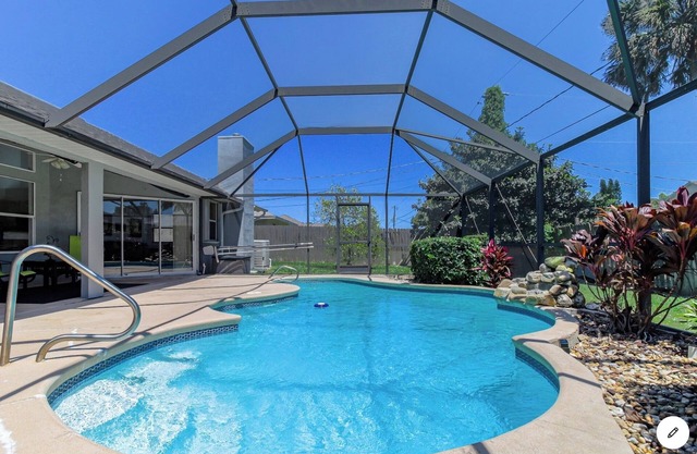 Serene and Beautiful Villa with Pool in Palm Bay