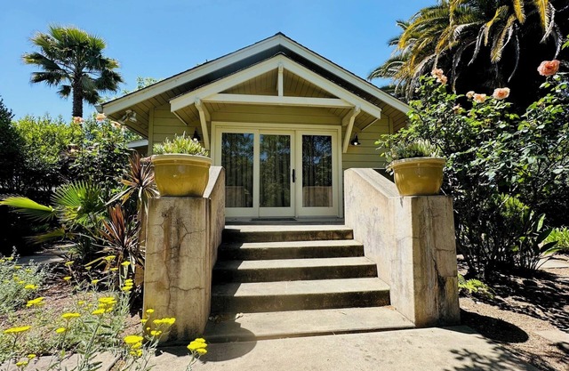Serene and Cozy 2-Bedroom House in Calistoga with Covered Patio