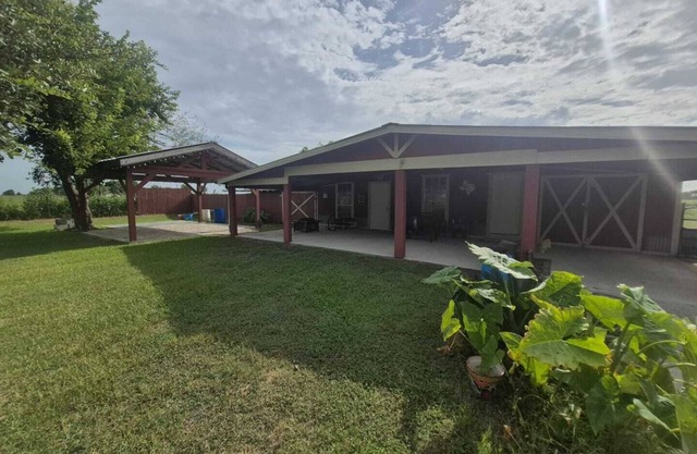 Serene barn house with cattle in Wallis, TX - Perfect for a peaceful getaway