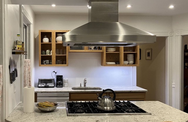 Serene Boston base close to everything w free private parking + Andrew Station!