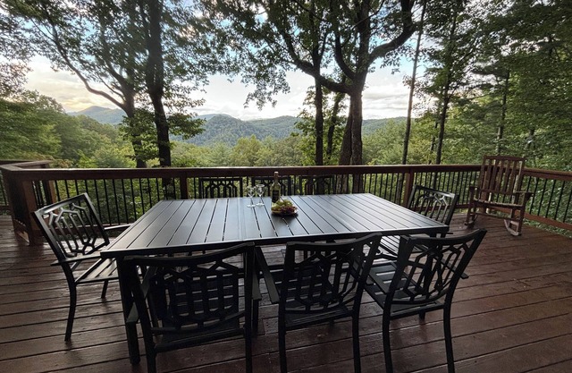 Serene Cabin - Sleeps 8, 3 BR & 3 BA, Gorgeous VIEWS, Family and Pet Friendly